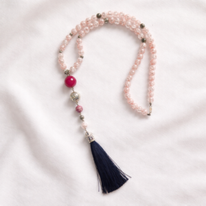 Švelniai rožinis mala stiliaus vėrinys su kutu