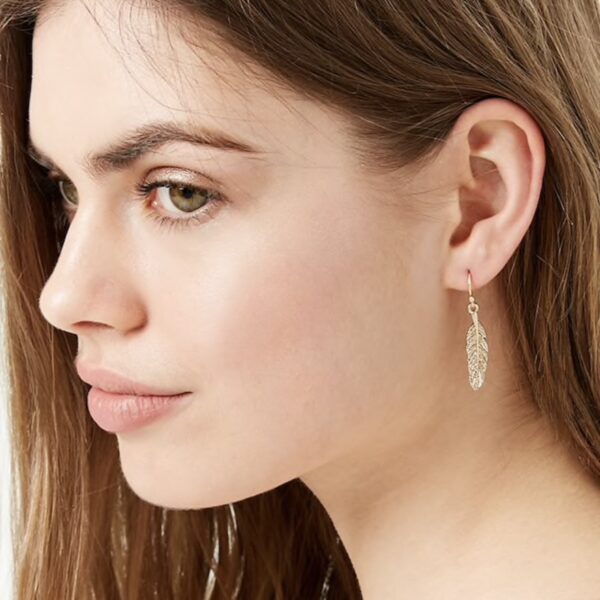 Plunksnos formos aukso spalvos auskarai
